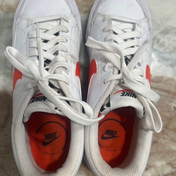 Women’s Nike - Picture 2 of 4